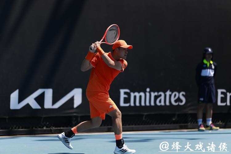 吴易昺3比1战胜纳尔迪,晋级澳网次轮 吴易昺3比1战胜纳尔迪,晋级澳网次轮